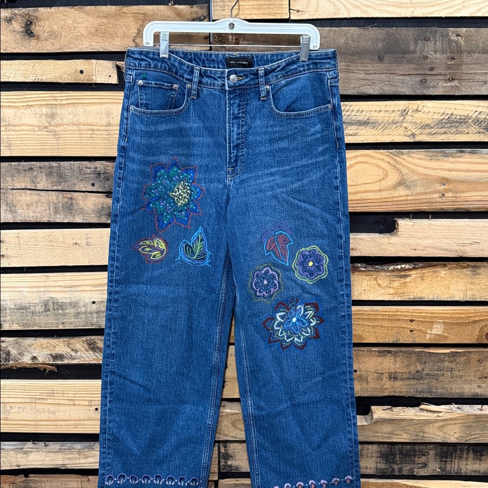 Free Assembly Women’s Hand Painted Boho‎ Floral High Rise Wide Leg Jeans Size 12 - Picture 2 of 9